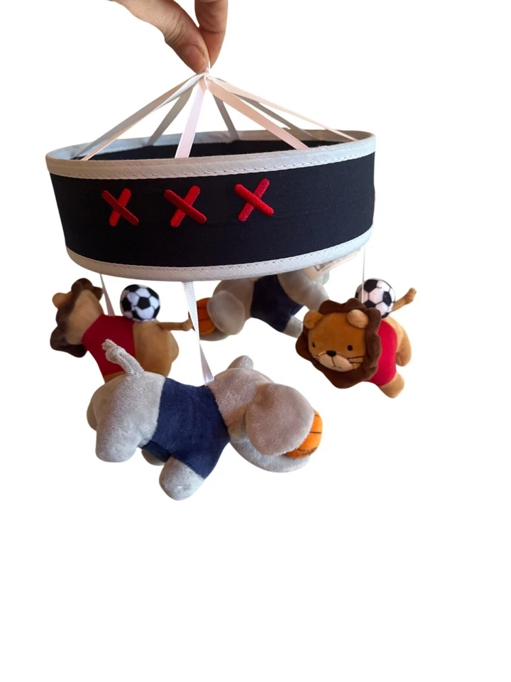 Móvil de bebé de peluche con temática deportiva de corderos e hiedra con figuras de león y elefante Foto 2 de 4