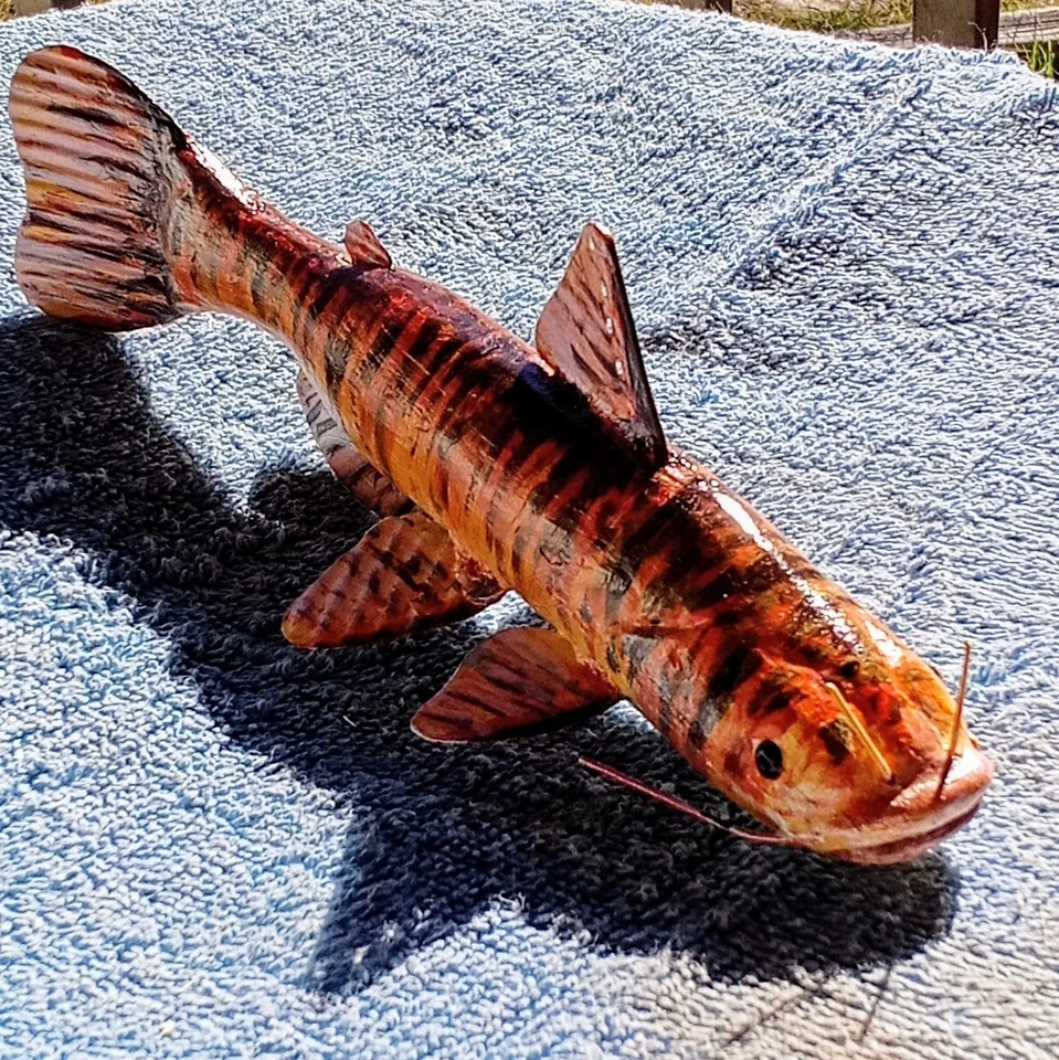 8 3/4" L.  Señuelo de pesca en hielo James Mead bagre tallado y pintado a mano. Foto 3 de 4