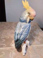Karl End Porzellan handbemalte Papageienfigur auf cremefarbenem Sockel
