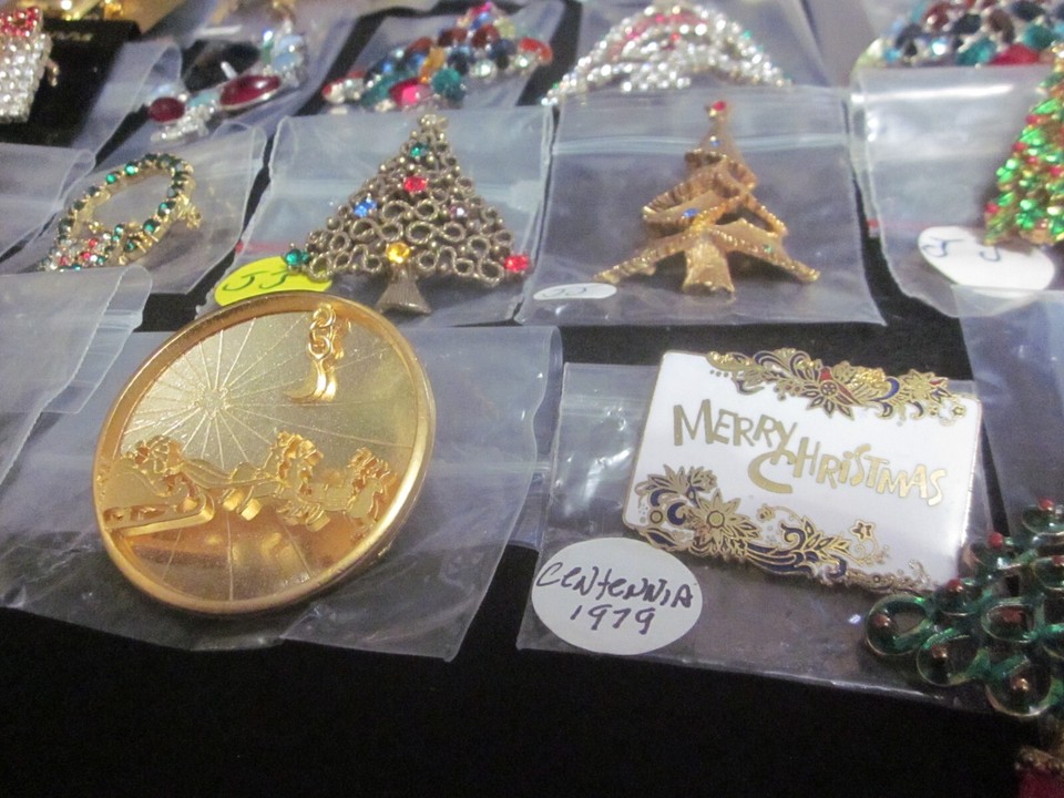 Vintage Enamel Rhinestone Christmas Tree Pin Brooch Designer Jewelry