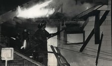 1988 Press Photo Firefighters fought blaze that destroyed building - Milwaukee
