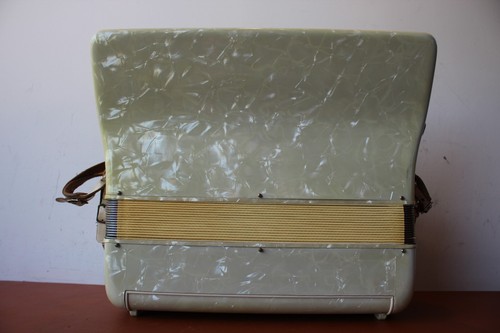 Titano Ideal T2220 41/120 range compact 17" keyboard Piano Accordion - Picture 9 of 18