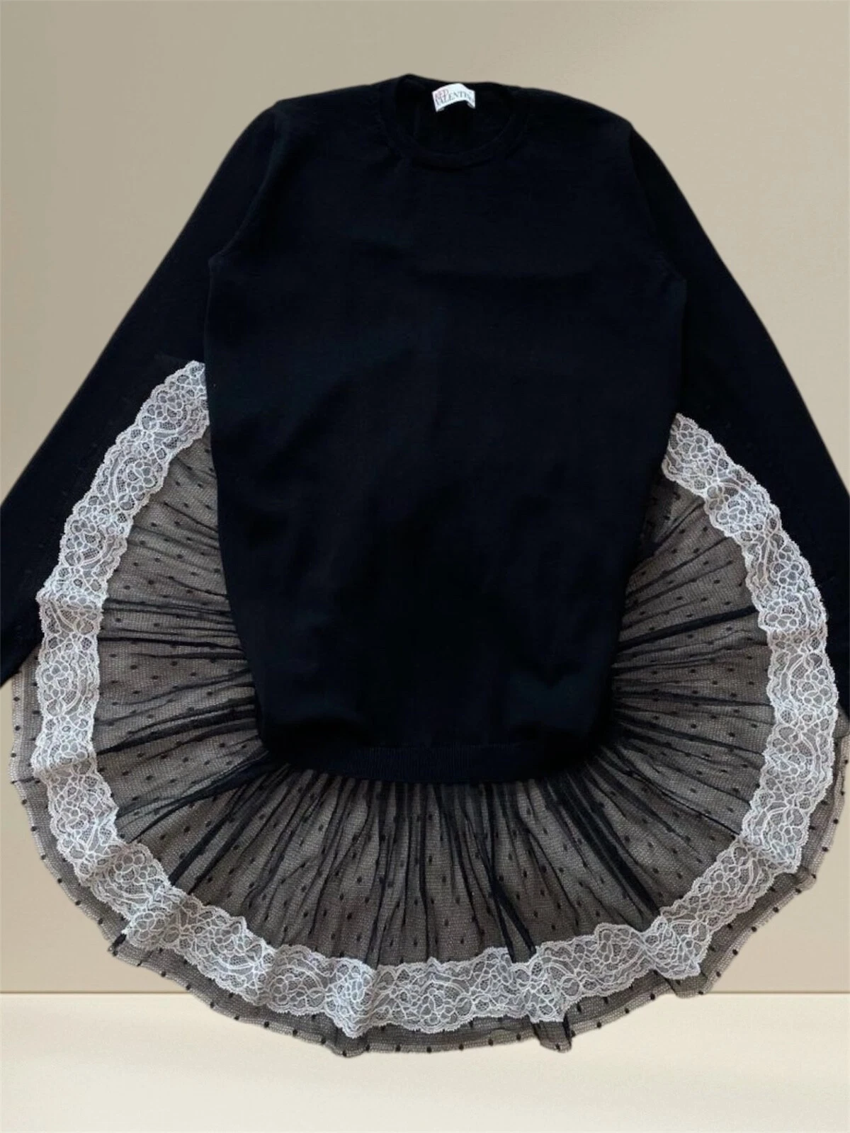 Abito rosso Valentino nero in lana con orlo in pizzo plissettato elegante manica lunga