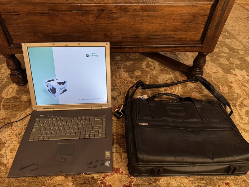 Gateway 600YGR Intel Pentium 4 w/ Power Supply & original Bag Time Capsule MINT