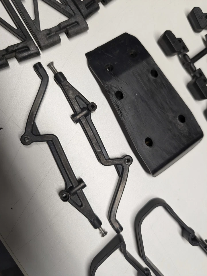 Lote de piezas surtidas Team Associated SC10 brazos traseros parachoques nudillo montaje amortiguador Foto 2 de 4