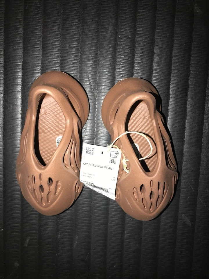 Nuevo con etiquetas Adidas Yeezy Espuma Corredor Marrón Infantil Juvenil Talla 3K Sin Caja Foto 2 de 4