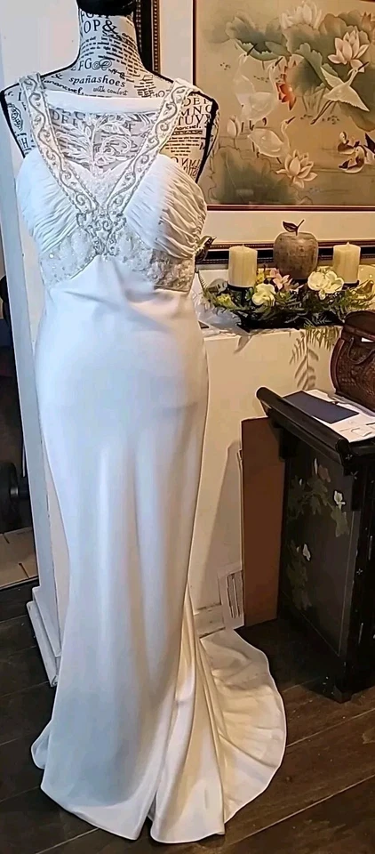 Vestido de novia David's de gasa satinado con cuentas marfil GALINA acanalado (talla 6) Foto 2 de 4