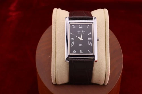 ⌚✨ Vintage Seiko Slim Quartz Gentlemen's Black Dial ,Dark Brown Dress Watch