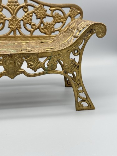 Antike Miniatur-Gartengarnitur Bank im viktorianischen Stil mit floral geprägtem Metallguss - Bild 5 von 13