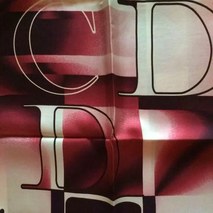 Foulard Christian Dior 100% soie 75 cm x 75 cm logo CD marque femme authentique