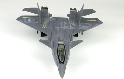 PLATZ YUKIKAZE FFR-31 SYLPHID with AAM-V/VII Missile 1/72 Multi