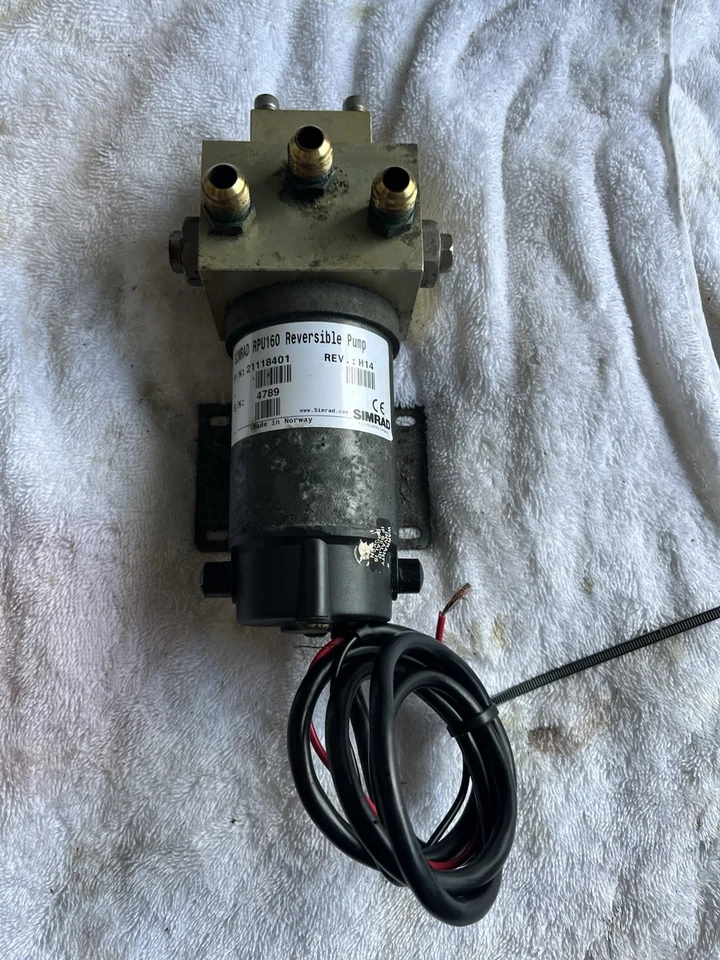 Bomba piloto automático Simrad RPU160 usada probada Foto 2 de 4