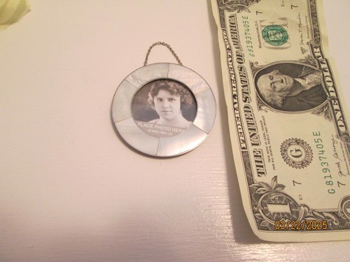 Miniature round MOP photo frame chain for wall hanging