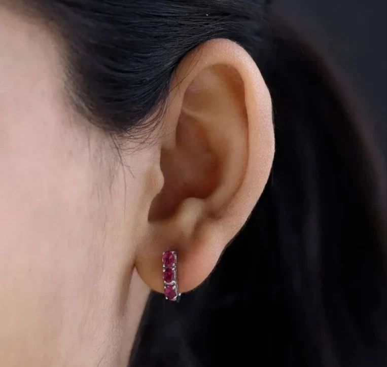 Pendientes de aro Huggie de turmalina rosa natural platino sobre plata de ley 925 Foto 3 de 3