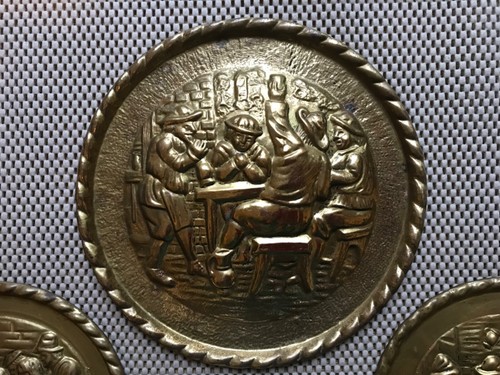 SET 3 VINTAGE BRASS WALL PLAQUES WALL HANGINGS 17TH CENTURY INN SCENES VGC - Picture 10 of 14
