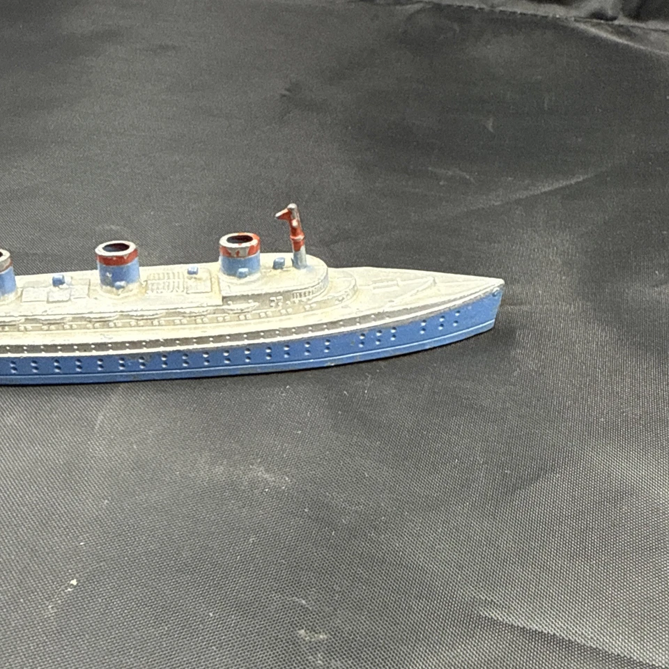 Barco de pasajeros de juguete Tootsie de hierro fundido vintage de los años 40 Foto 2 de 4