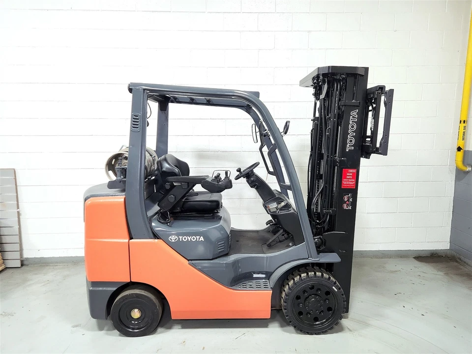 ¡BONITO! Carretilla elevadora Toyota 2014 6500 lb GLP 6.500 LB 8FGCU32 cambio lateral Foto 2 de 4