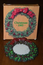 Vintage 1983 Avon Resin Christmas Wreath Photo frame Ornament