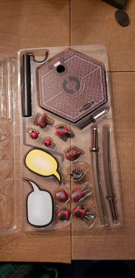 Sideshow Hot Toy Deadpool 1:6 比例可动人偶 #100178 第一部电影 Deadpool — 第 4/4 张图片