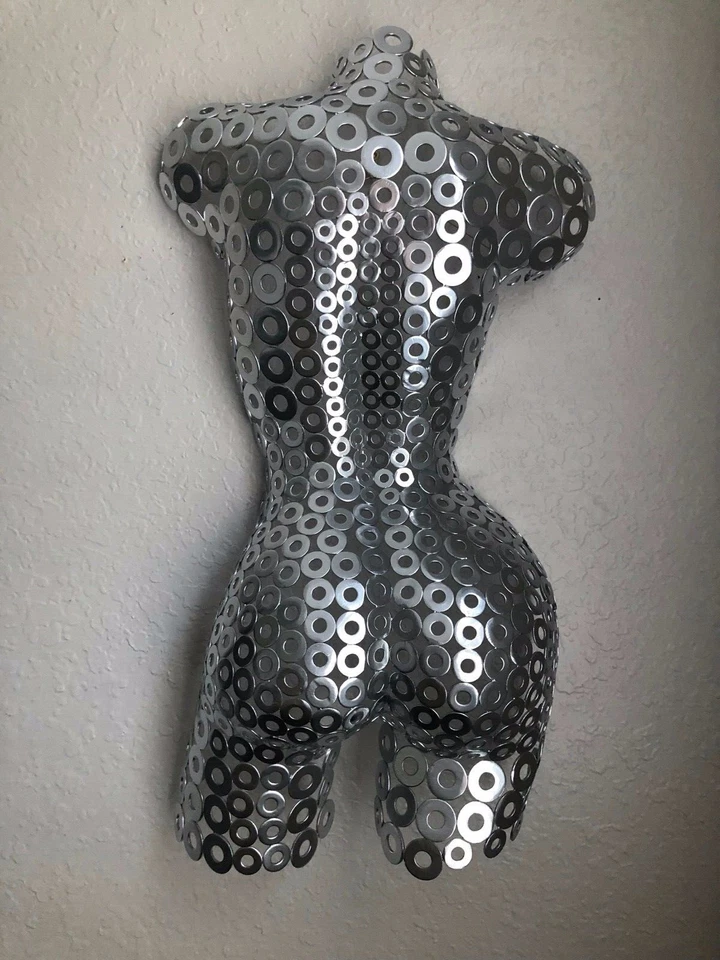 Arte de pared de metal cromado escultura femenina torso de Holly Lentz Foto 2 de 4