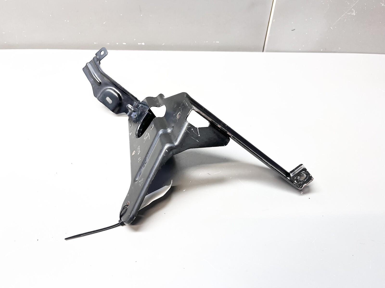 ⭐️2014-2020 MASERATI GHIBLI QUATTROPORTE FRONT RIGHT FENDER BRACKET MOUNT OEM