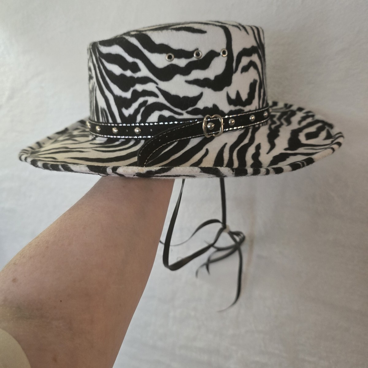 Y2k Western Express Ladies Zebra Print faux fur Hat Size 7 1  display picture 3
