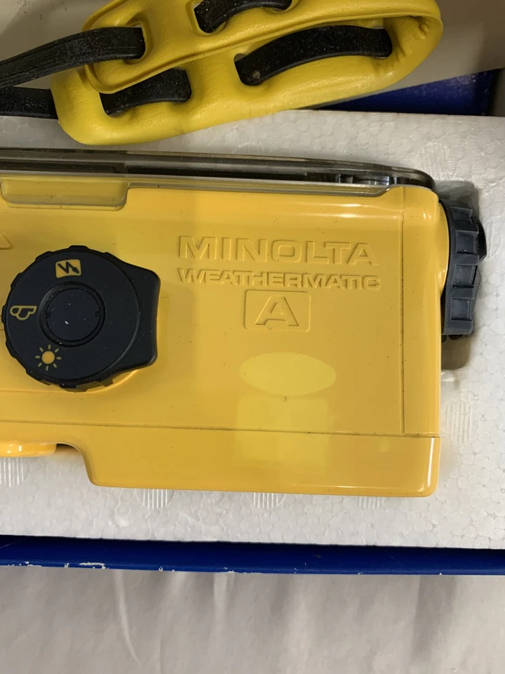 Vintage Minolta Weathermatic-A 35mm Waterproof Camera Yellow Japan Boxed Manual - Image 3 of 4