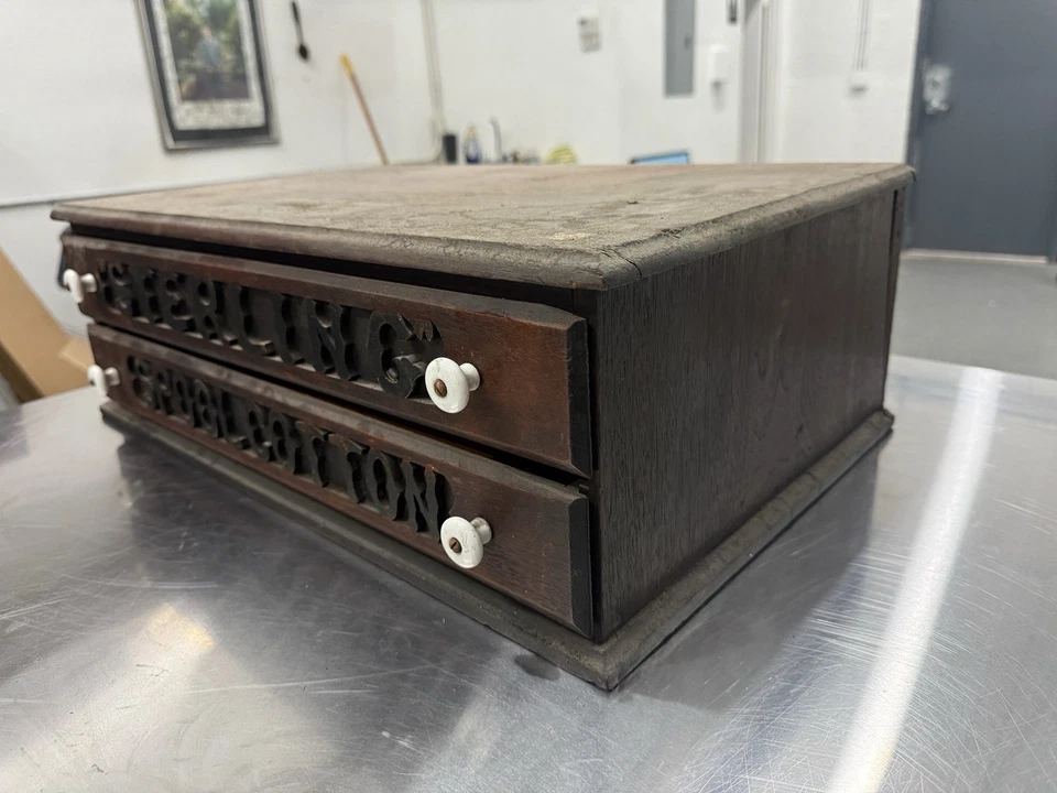 Antiguo gabinete de hilo de dos cajones de algodón con carrete de ley con perillas de porcelana de la década de 1890 Foto 2 de 4