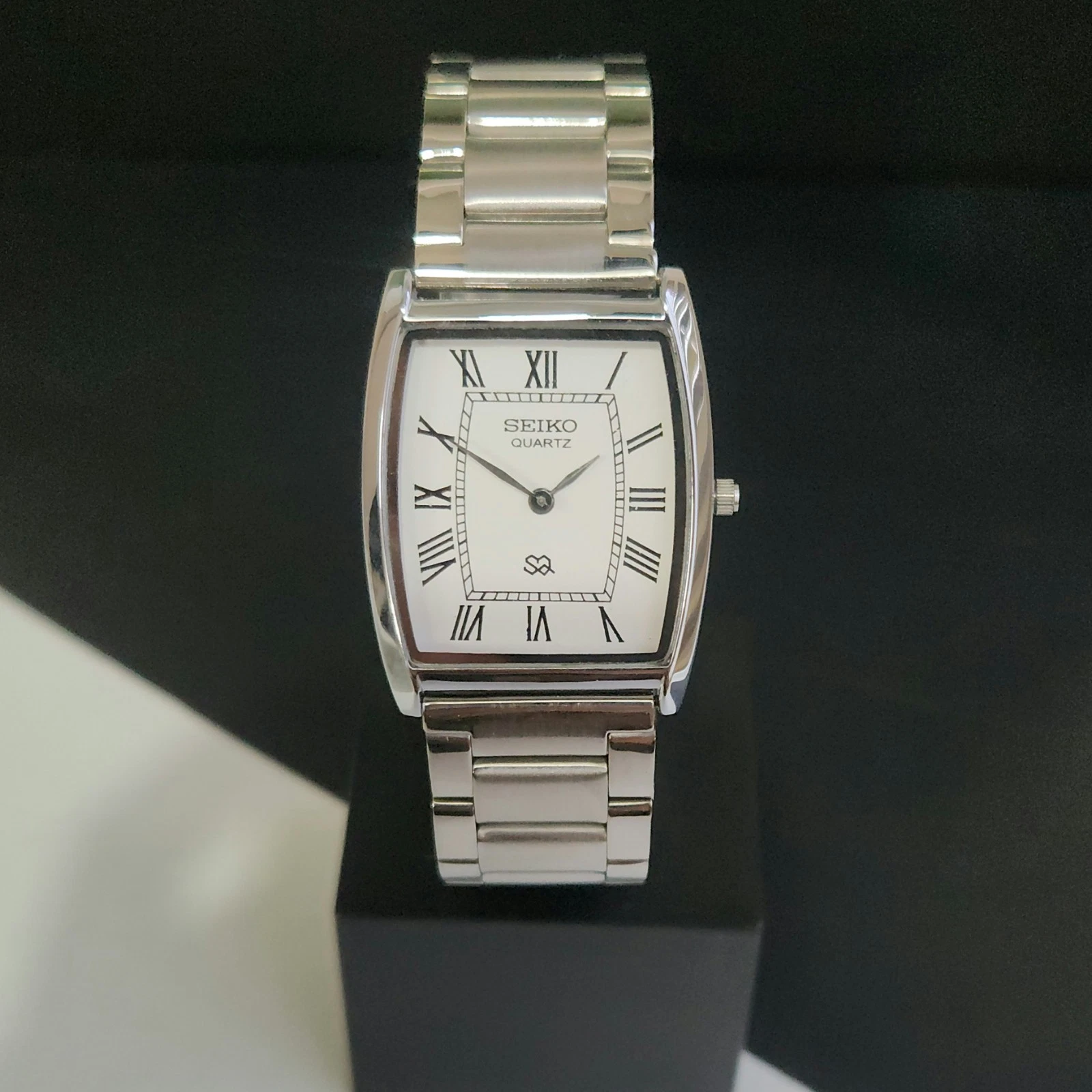 Vintage Seiko Slim Quartz White Face Gentlemen's Wrist Watch - FREE SHIPPING