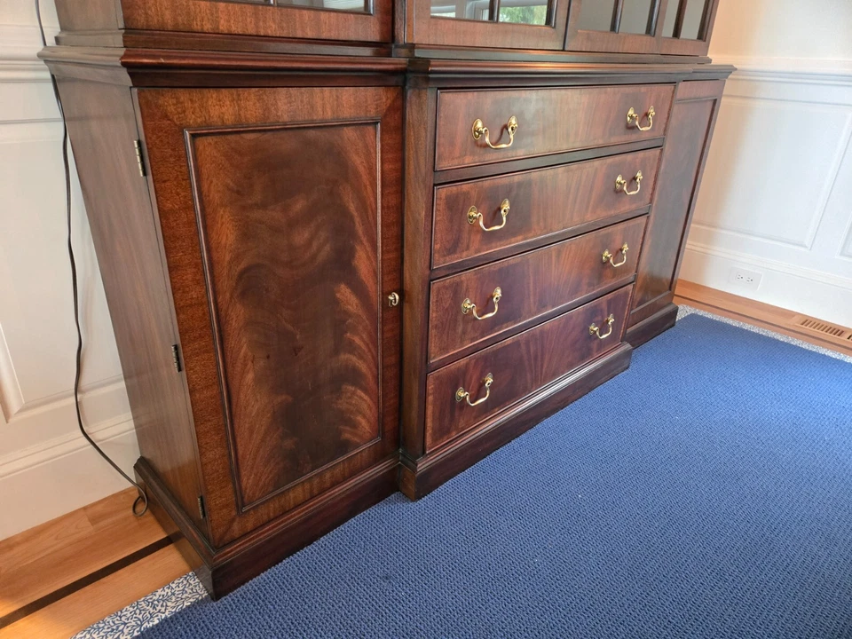 EXCEPTIONALLY CLEAN HENKEL HARRIS VIRGINIA GALLERIES MAHOGANY BREAKFRONT - Image 2 of 4