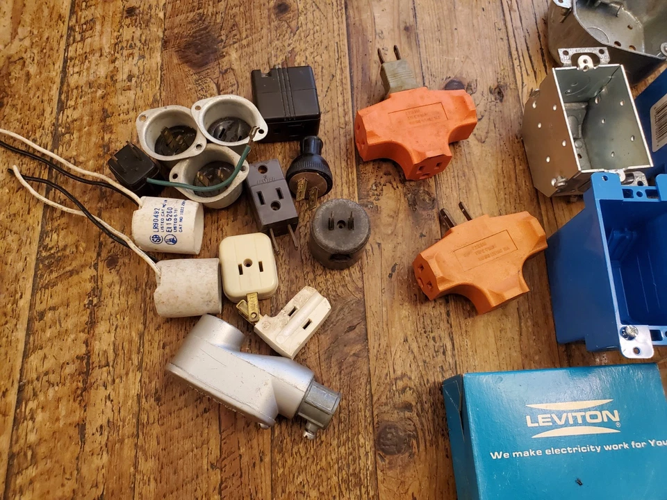 LOTE DE 34 ENCHUFES ELÉCTRICOS Adaptadores LEVITON Eagle Algunos Nuevos Medio De Colección Foto 2 de 4
