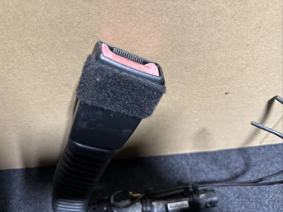 2007-2013 BMW E93 328 & 335 M3 FRONT PASSENGER BUCKLE W/ PRETENSIONER RH OEM - Image 3 of 4