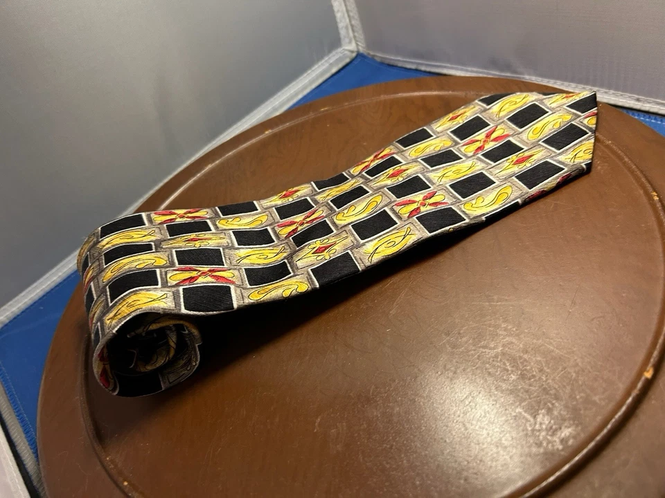 Corbata geométrica Tom James amarilla y negra 100 % seda para hombre Foto 2 de 4