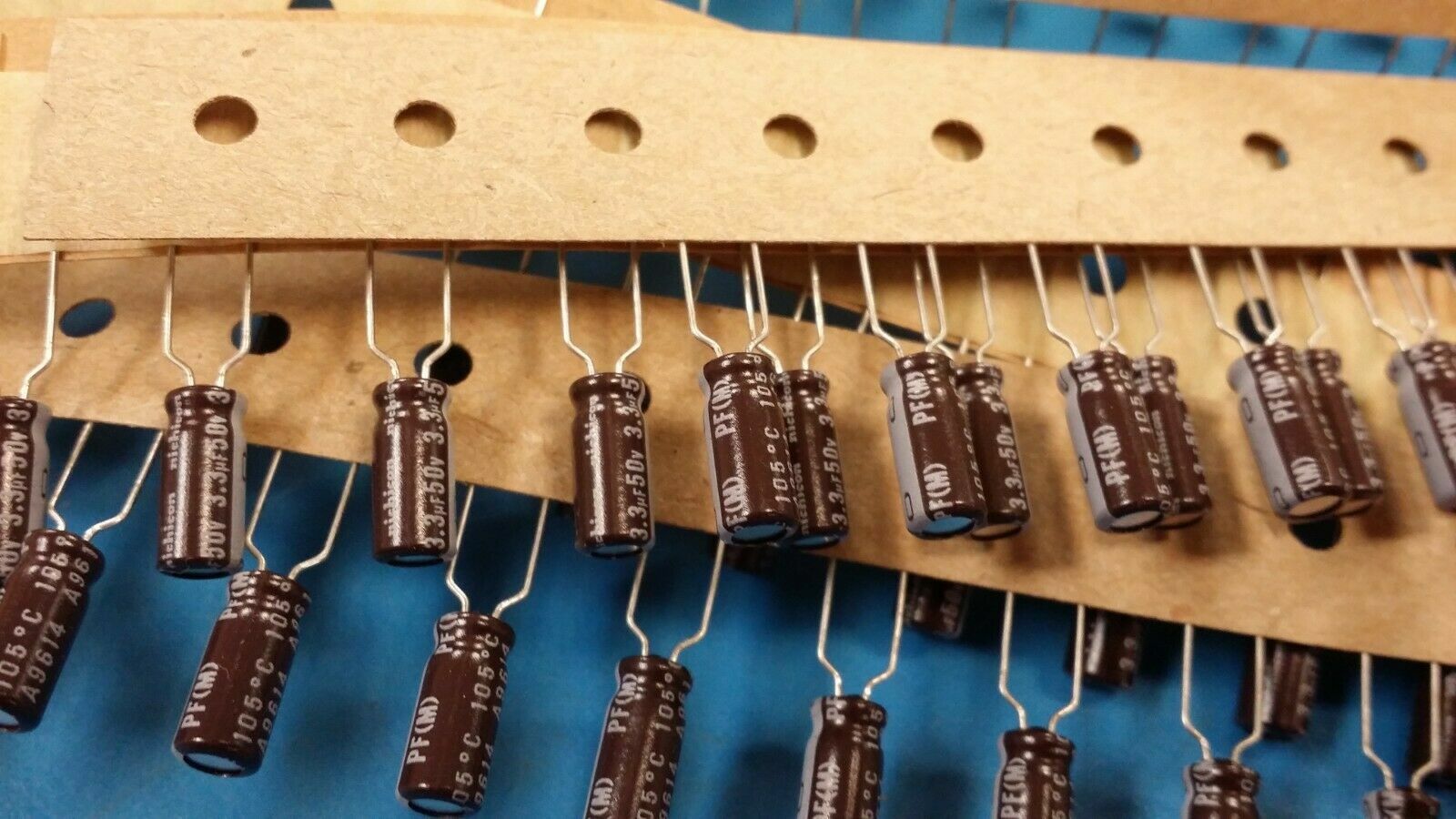 20 Condensatori Elettrolitici Nichicon UPF1H3R3MDH1TA &ndash; 3.3uF 50V Radiale