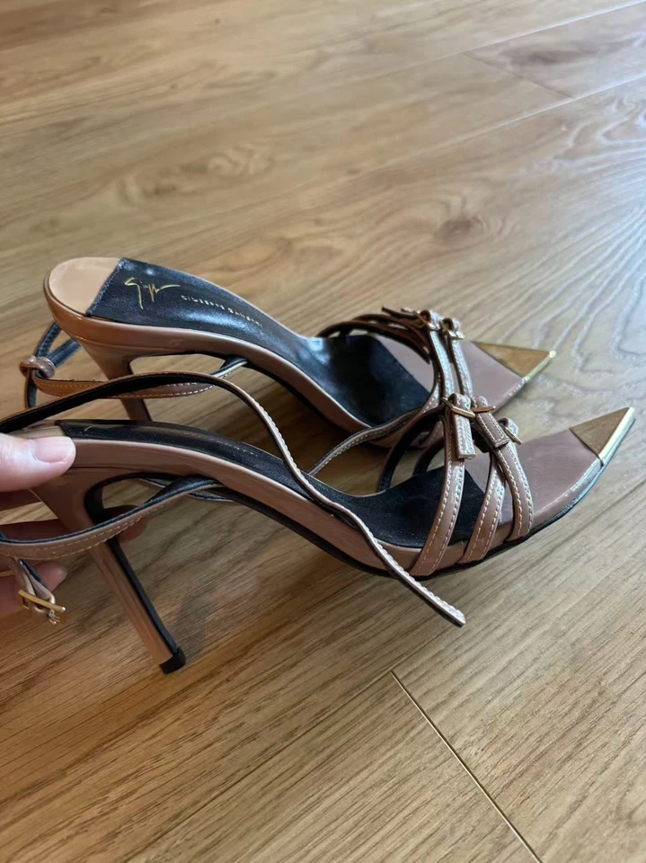 Salto Giuseppe Zanotti nude couro envernizado tiras com biqueira dourada – UE 36 / EUA 6 - Imagem 4 de 4