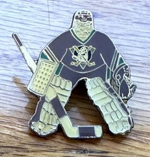 VINTAGE 1993 MIGHTY DUCKS ANAHEIM GOALIE NHL HOCKEY 1 1/4” LAPEL PIN BACK