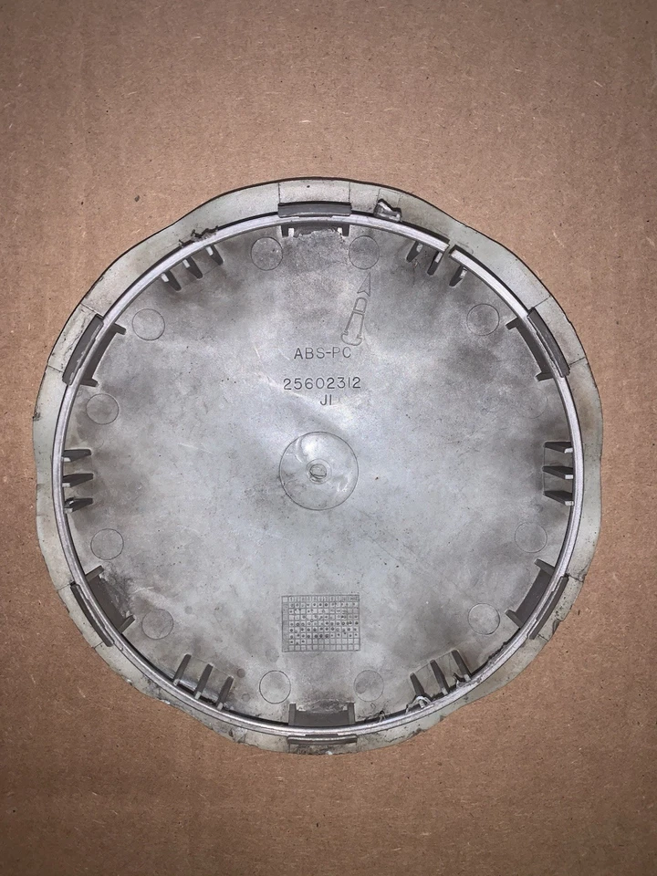 BUICK RIVIERA OEM TAPA CENTRAL RUEDA ACABADO PLATEADO 1995-1999 25602312 Foto 4 de 4