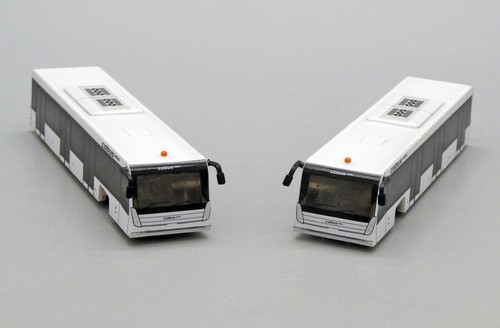 Set autobus aeroportuali scala normale 1:200 set di 2 ali fantasy AA2001 (E) - Foto 8 di 9
