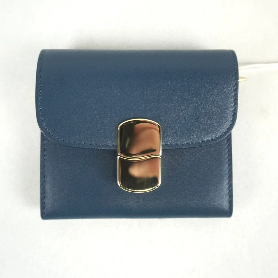 Cartera pequeña de cuero Sezane Milo en denim azul liso con herrajes en tono dorado Foto 2 de 4