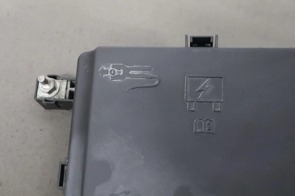 Dodge Challenger Hellcat 2017 caja de fusibles de motor de 6,2 L (arnés de corte) 68304818AC Foto 4 de 4