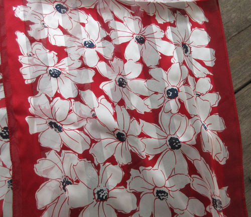 Foulard Ralph Lauren floral 100% soie imprimé marguerite rouge et blanc 12” X 52” NEUF cadeau - Photo 2 sur 7