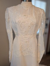 Gorgeous Vintage Ornate Lace Wedding Dress Size SMALL White/Ivory Long Train