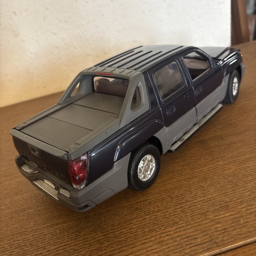 Welly 2001 Chevrolet Avalanche Pickup Truck 1:18 Diecast Scale Navy Blue - Picture 2 of 6