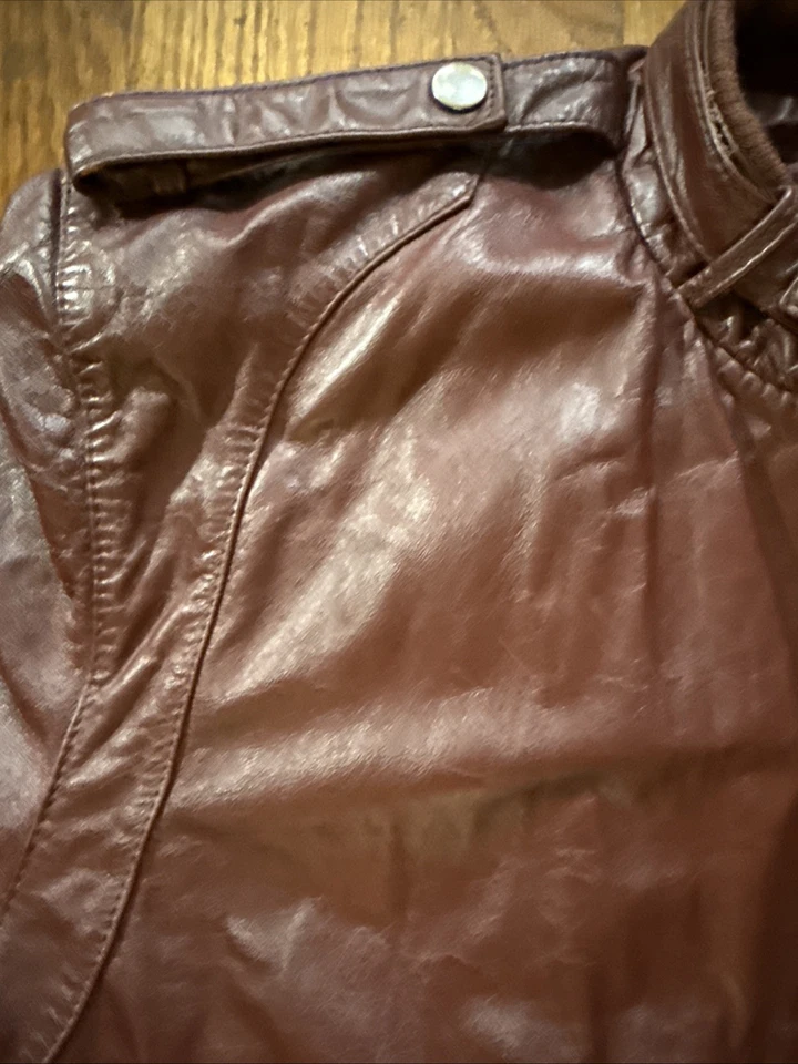 Chaqueta Bomber Berman’s De Colección Años 80’s Café Cuero Borgoña Forrada de Piel Sintética Talla 50 Foto 3 de 4