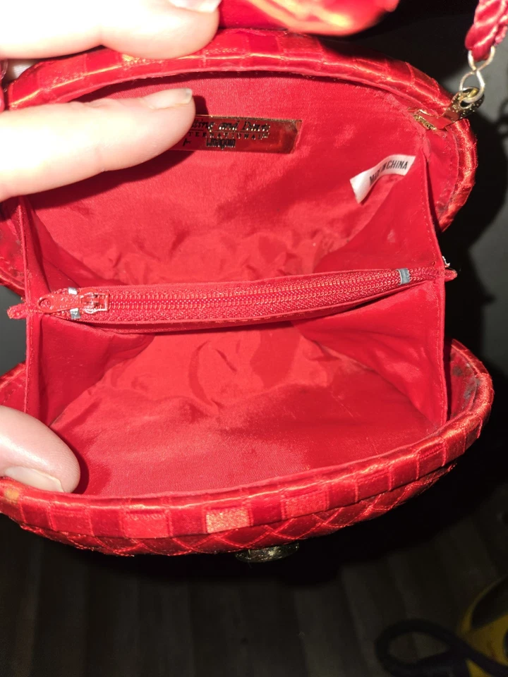 Cartera rígida tejida satinada roja vintage, Whiting & Davis con correa con cordón Foto 3 de 4