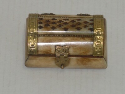 VINTAGE INDIA CAMEL BONE BRASS INLAY SMALL TRINKET BOX VERY NICE
