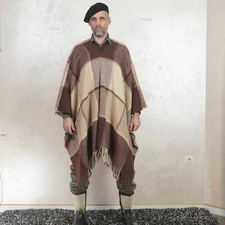 Soft poncho made of New Zealand merino with genuine leather neck trim