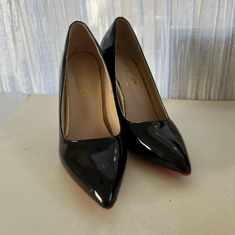 Zapatos de tacón alto con punta de aguja de charol negro parte inferior roja Foto 3 de 4
