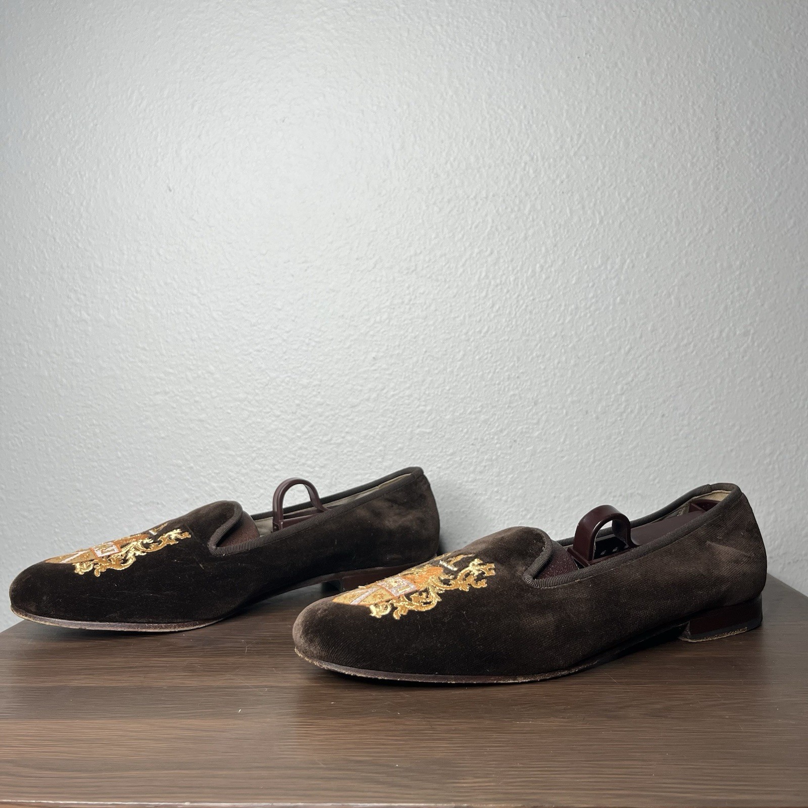 Stubbs & Wootton Brown Velvet Embroidered Gold Crest Slippers Loafers Size 9