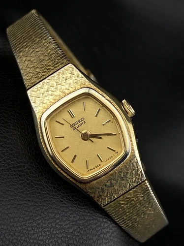 Vintage Seiko Quartz Gold Tone Dainty Petite Chic Ladies Watch Minimalistic